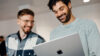Lachende Mitarbeiter beim Device Management