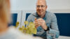 Lächelnder Mitarbeiter mit einer Tasse